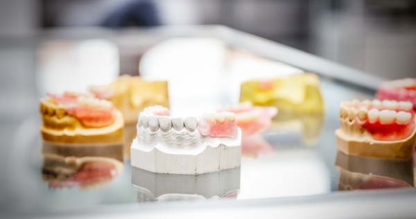 精密な入れ歯を作製するための入れ歯専門歯科技工士