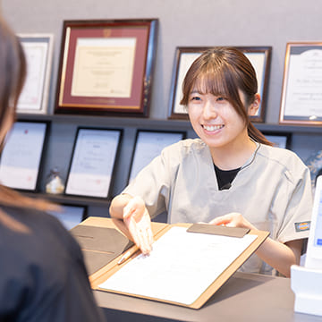 逗子海岸歯科の受付の様子