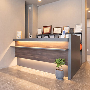 逗子海岸歯科の受付カウンター